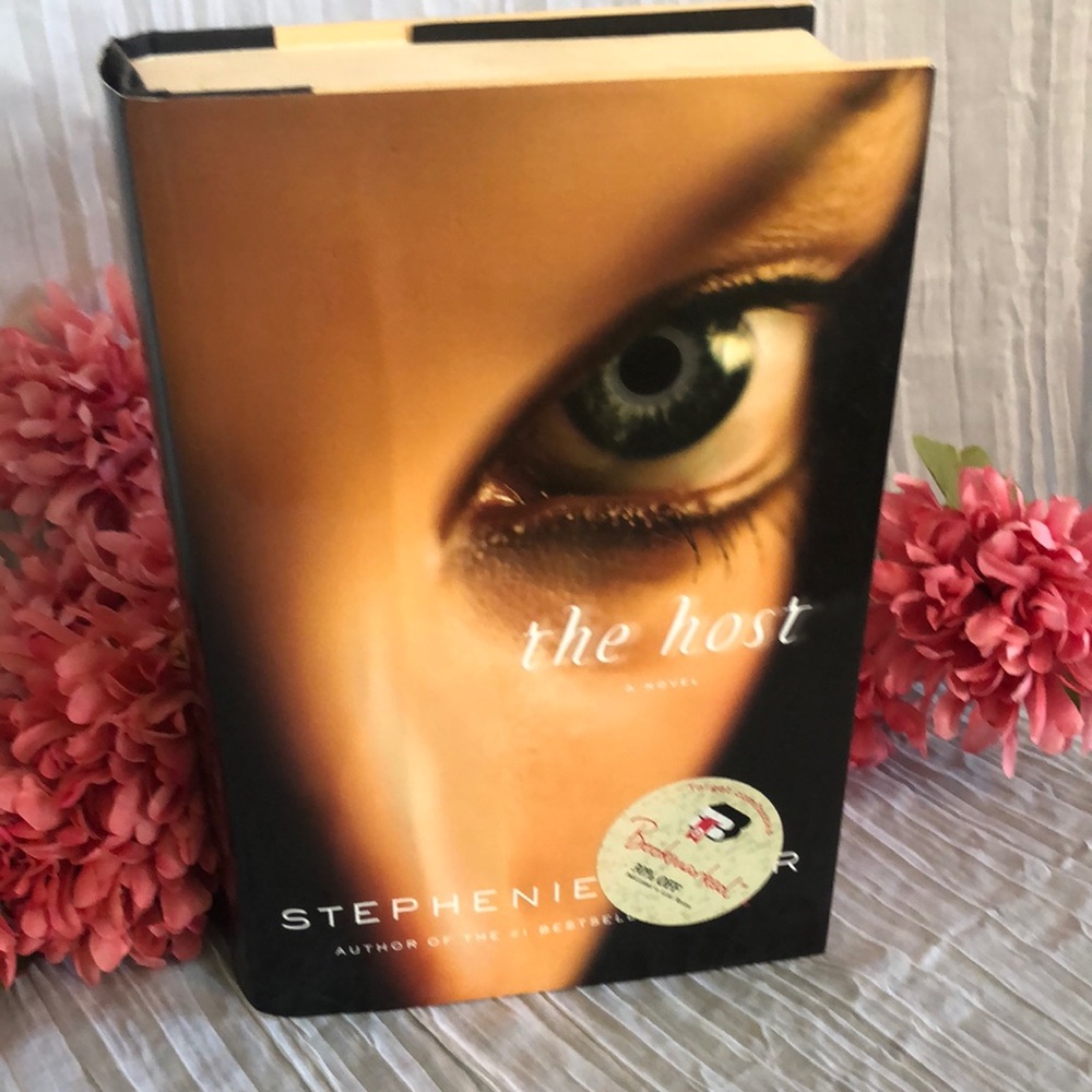 THE HOST by Stephenie Meyer science fiction thriller alien book novel hardcover